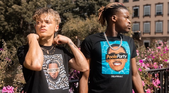 Deux jeunes hommes portant un t-shirt DearBball History et Poole Party
