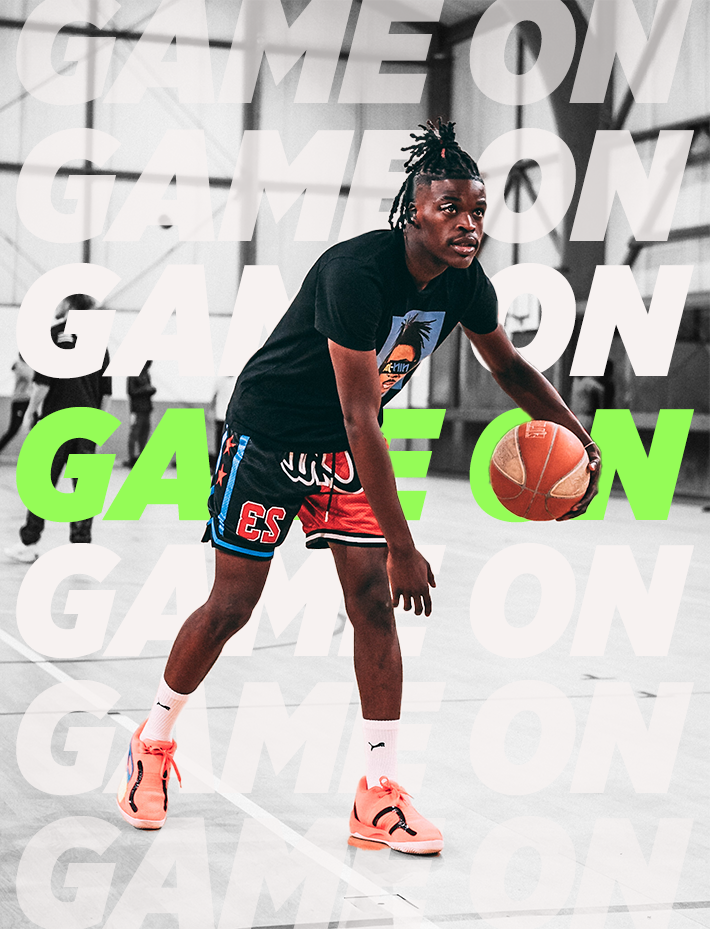 Basketteur sur un terrain de basket portant des vêtements DearBball