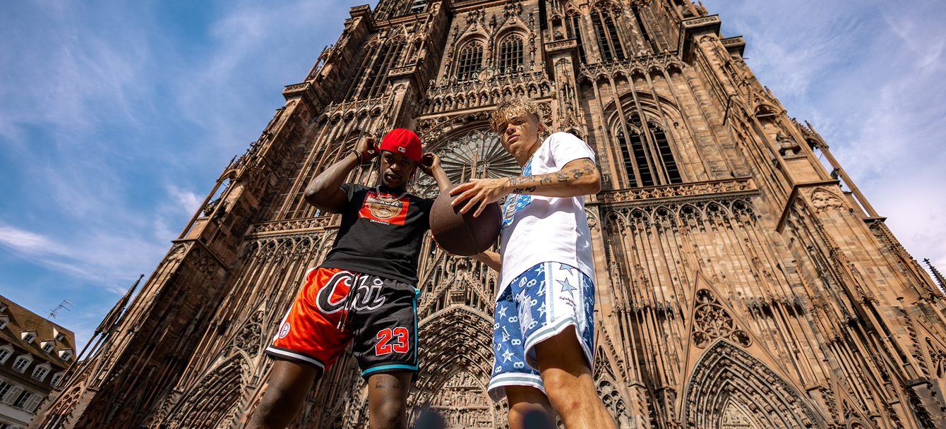 Deux basketteurs portant des vêtements DearBball devant la cathédrale de Strasbourg