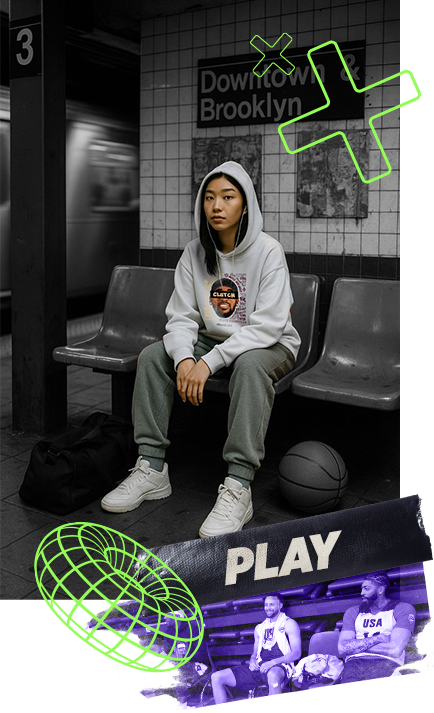 Une femme asiatique assise avec un ballon de basket dans le métro portant un sweat-shirt DearBball